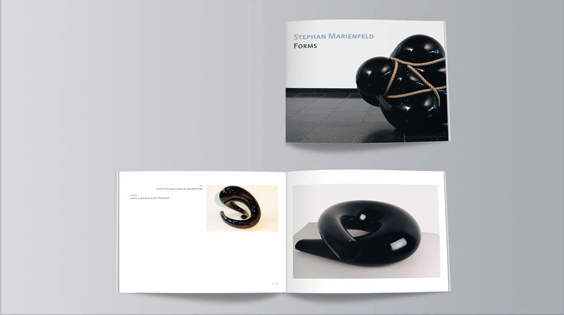 Cover und Innenseiten eines Ausstellungskatalogs des Bildhauers Stephan Marienfeld. Auf dem Cover ist seine Arbeit „Bondage“. Das ist eine amorphe schwarze und hochglänzende Skulptur, die von einer Kordel zusammengehalten wird.