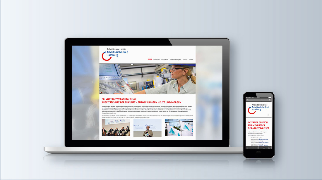 Ein Laptop und Smarthone zeigt die professionelle Webseite einer Vortragsveranstaltung. Neben drei kleineren Bildern ist das Hauptmotiv eine Frau mit Helm, die eine Bluse trägt und in einer Produktionshalle eine Tastatur mit Monitor bedient.