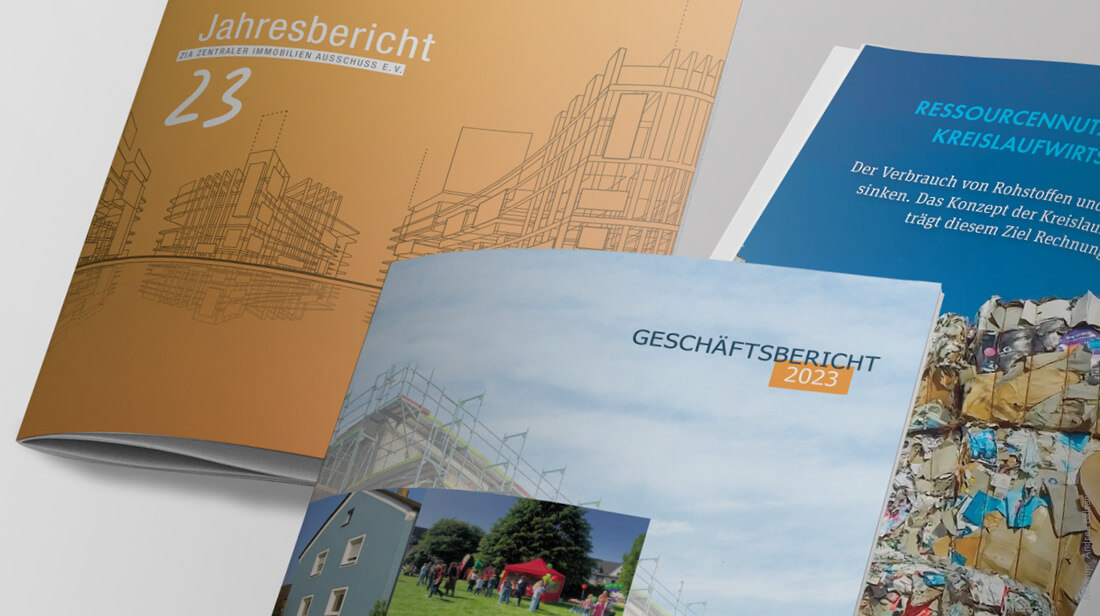 Zwei verschiedene Coverdesigns von Berichten: Ein Jahresbericht mit einer Architekturzeichnung. Und ein Geschäftsbericht mit zwei Bildern, die zwei Häuser und ein Gartenfest zeigen.