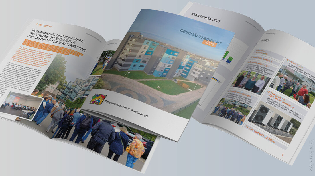 Design eines Geschäftsberichts einer Baugenossenschafft Aufgeschlagener, professionell gestalteter Geschäftsberichts 2025 einer Baugenossenschafft liegt fächerartig ausgebreitet. Zu sehen sind mehrere Seiten mit Fotos von Wohngebäuden, Diagrammen, Textabschnitten und Bildern von Veranstaltungen mit Menschen. Die Gestaltung ist klar strukturiert mit blauen und orangefarbenen Akzenten sowie Überschriften.