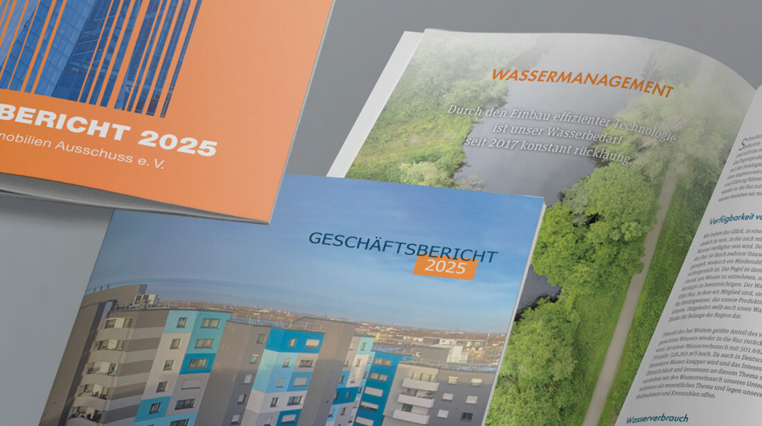 Mehrere professionelle Geschäftsberichte überlappend auf hellem Hintergrund: Links ein orangefarbener Bericht, mittig ein blau gestaltetes Cover mit Stadtansicht, rechts eine aufgeschlagene Seite zum Thema „Wassermanagement“ mit Luftaufnahme einer grünen Landschaft und begleitendem Text.